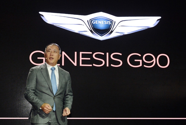 지난 2016년 11월 정의선 현대자동차 부회장이 제네시스 G90 출시 행사에서 차량에 대해 설명하고 있다. (사진=연합뉴스)