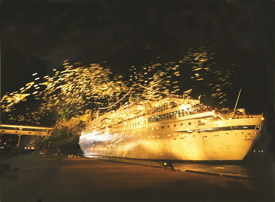지난 1998년 11월 18일 금강산 관광호 '현대금강호'가 북으로 출항하고 있는 모습 (사진=현대그룹)