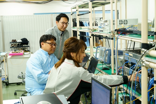 이달 초 일본 신가와사키에 위치한 후지쯔 연구소에서 KT, 후지쯔, 솔리드 연구원들이 5G 프론트홀 연동 테스트를 하고 있다. (사진=KT)