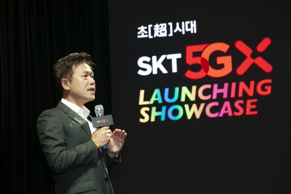 SK텔레콤 박정호 CEO가 '5G 론칭 쇼케이스’에서 5G 상용화를 통한 '초시대' 개막을 선언했다. 사진 제공=SK텔레콤