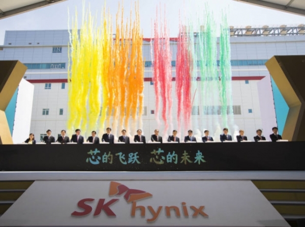 SK하이닉스 중국 우시 확장팹(C2F) 준공식에서 주요 참석자들이 공장 준공을 알리는 버튼을 누르고 있다. (사진제공=SK하이닉스)