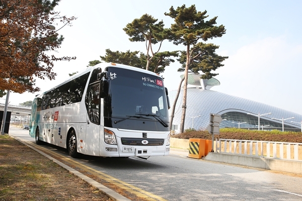 KT는 오는 22일 서울시와 국토교통부가 주관하는 '상암 자율주행 5G Festival'에 일반 시민들을 대상으로 5G 자율주행 버스를 선보인다고 20일 밝혔다. KT의 5G 자율주행 버스 모습. (사진=KT)