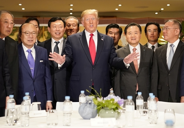 도널드 트럼프 미국 대통령이 30일 그랜드 하얏트 호텔에서 열린 한국 경제인 간담회에서 국내 주요 그룹 총수들과 대화하고 있다. (사진=연합뉴스)
