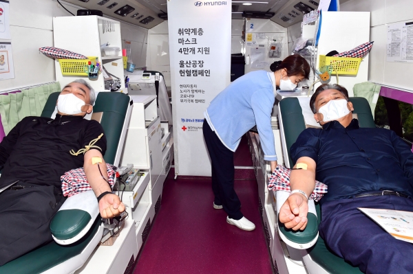 지난 3월 9일 현대차 울산공장에서 진행된 '헌혈캠페인'에 참석한 현대차 구성원이 헌혈을 진행하고 있다. (사진=현대차그룹)