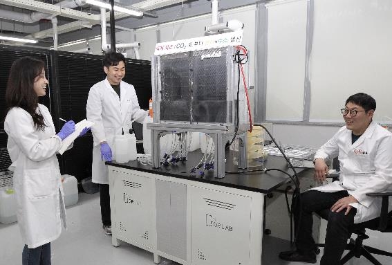 김건태 울산과학기술원(UNIST) 교수 연구팀이 이산화탄소를 활용해 수소를 대량 생산하는 연구를 진행하고 있다. (사진=한국동서발전)