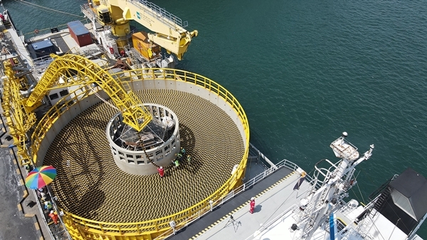 올해 6월 LS전선의 해저 케이블이 강원도 동해항에서 선적되고 있다. (사진=LS)
