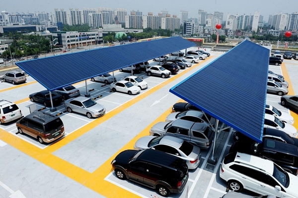 롯데마트 평택점 주차장에 설치된 태양광 발전 설비. (사진=롯데쇼핑)