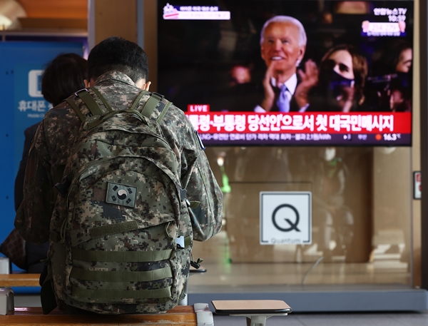 지난 8일 서울역을 찾은 시민들이 미국 대선에서 승리한 민주당 조 바이든 대통령 당선인의 승리 연설 생중계를 시청하고 있다. (사진=연합뉴스)