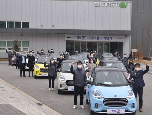 쎄미시스코가 세종공장에서 경형전기차 'EV Z(이브이 제타)'의 2021년 첫 출고 기념식을 개최했다. 쎄미시스코 임직원들이 EV Z 옆에서 화이팅을 외치고 있다. (사진=쎄미시스코)