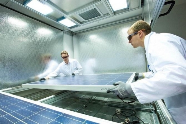 한화큐셀 독일 기술혁신센터에서 직원들이 태양광 모듈 품질 테스트를 하고 있다. (사진=한화ㄱ