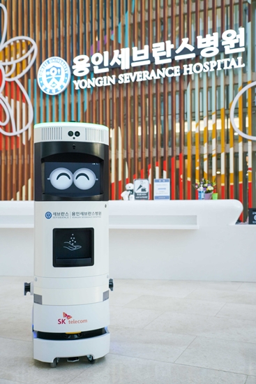 SK텔레콤과 용인세브란스병원이 상용화한 5G 복합방역로봇 'Keemi'가 자율주행 모드로 병원에서 이동하고 있다. (사진=SK텔레콤)