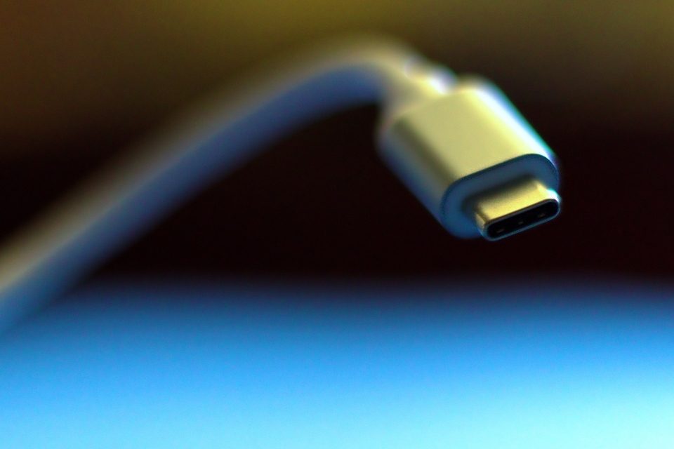 현재 다수의 스마트폰 제조사들은 USB-C 타입 포트를 사용 중이다 (사진=pixabay)