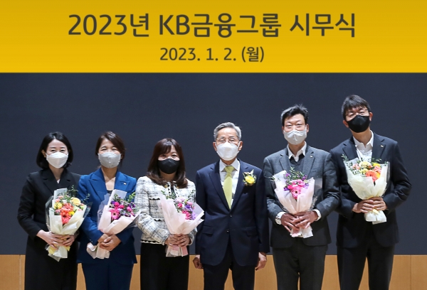 윤종규 KB금융그룹 회장이 '올해의 KB스타상'을 수상한 직원들과 기념촬영을 하고 있다 (사진=KB금융)