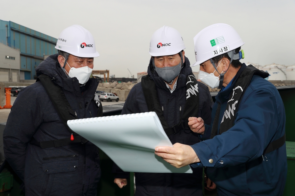 김동섭 석유공사 사장(가운데)이 울산비축기지 해상입출하 시설을 점검하고 있다.