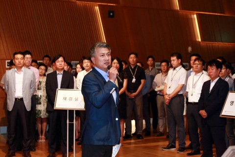 장세욱 동국제강 부회장이 6일, 을지로 본사에서 진행한 창립 64주년 기념식에서 직원들에게 메시지를 전하고 있다