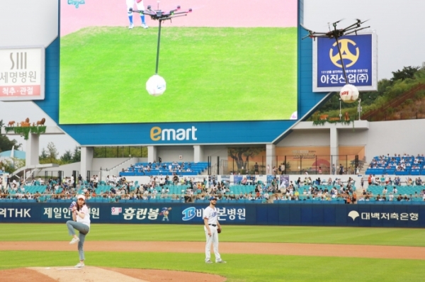 티웨이항공 객실승무원이 11일 대구 삼성라이온즈파크에서 열린 야구 경기에서 드론과 함께 시구를 하고 있다. 사진=티웨이항공 제공