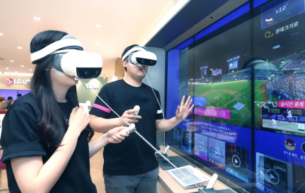 U+5G 리얼체험존에서 방문객들이 VR 기기를 통해 5G 콘텐츠를 체험하고 있다. (사진제공=LG유플러스)