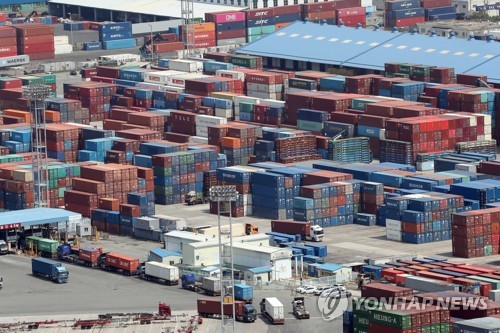미국과 중국 무역분쟁이 격화되고 있다. 14일 부산항 신선대 부두에 수출입 컨테이너가 쌓여 있다. (사진제공=연합뉴스)