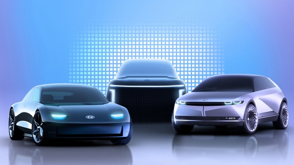 현대자동차가 앞으로 출시할 전기차 브랜드 명을 '아이오닉'을 정했다. 오는 2024년까지 준중형 CUV 등 총 3종의 전용 전기차 라인업을 갖출 예정이다. 아이오닉 6(왼쪽)와 아이오닉 7(가운데), 아이오닉 5의 렌더링 이미지. (사진=현대자동차)