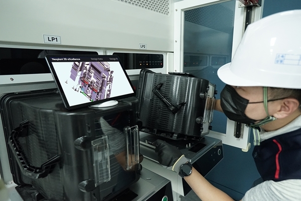 현장엔지니어가 태블릿PC를 통해 Nexplant 3D eXcellence로 제작한 3D 디지털 매뉴얼을 보면서 작업하고 있다 . (사진=삼성SDS)