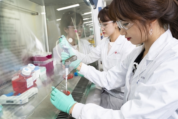LG화학 생명과학사업본부 직원들이 신약 연구를 진행하고 있다. (사진=LG화학)