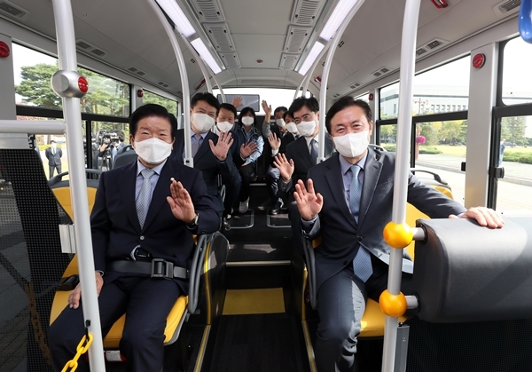 국회는 12일 수소전기버스 시승식을 개최했다. (앞줄 왼쪽부터) 박병석 국회의장, 김영춘 국회사무총장, (두 번째 줄 왼쪽부터) 복기왕 국회의장 비서실장, 공영운 현대자동차 사장이 버스에 올라 기념촬영을 하고 있다. (사진=현대자동차)