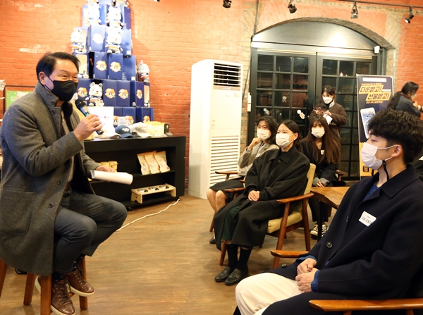 지난 24일 전라북도 군산을 방문한 최태원 SK 회장(왼쪽)이 지역 청년 창업가들과 대화를 하고 있다. (사진=SK)