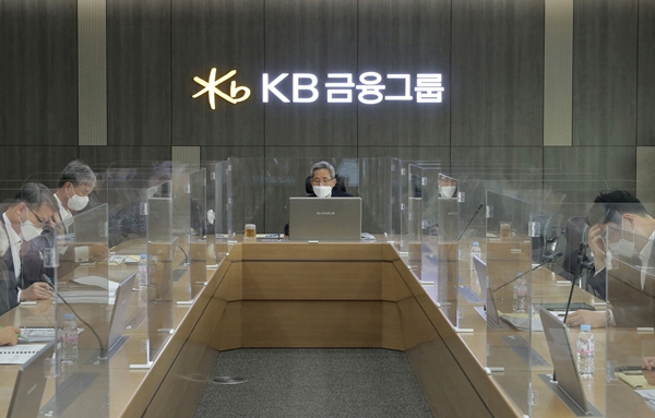 27일 개최된 'KB뉴딜·혁신금융협의회'에서 윤종규 KB금융그룹 회장이 회의를 주재하고 있다. (사진=KB금융지주)
