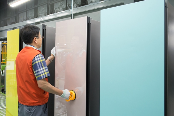 지난 2019년 삼성전자 광주사업장에서 직원들이 개개인의 라이프스타일에 따라 자유로운 조합이 가능한 모듈러 타입의 '비스포크 냉장고'를 생산하고 있다. (사진=삼성전자)