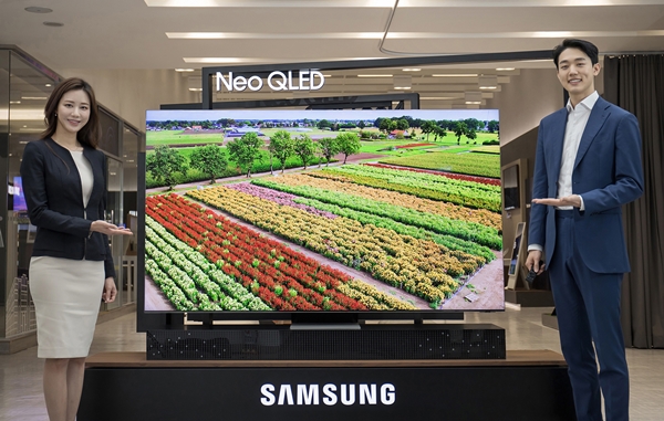 삼성전자 모델이 수원 삼성 디지털시티에서 2021년 신제품 Neo QLED TV를 소개하고 있다. (사진=삼성전자)