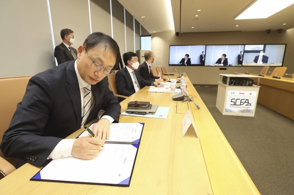 구현모 KT 대표가 지난 25일 화상으로 진행된 KSFA와의 협약에 서명하고 있다. (사진=KT)